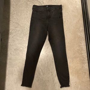 GAP Women’s 6/28 Black Cutoff Jeans